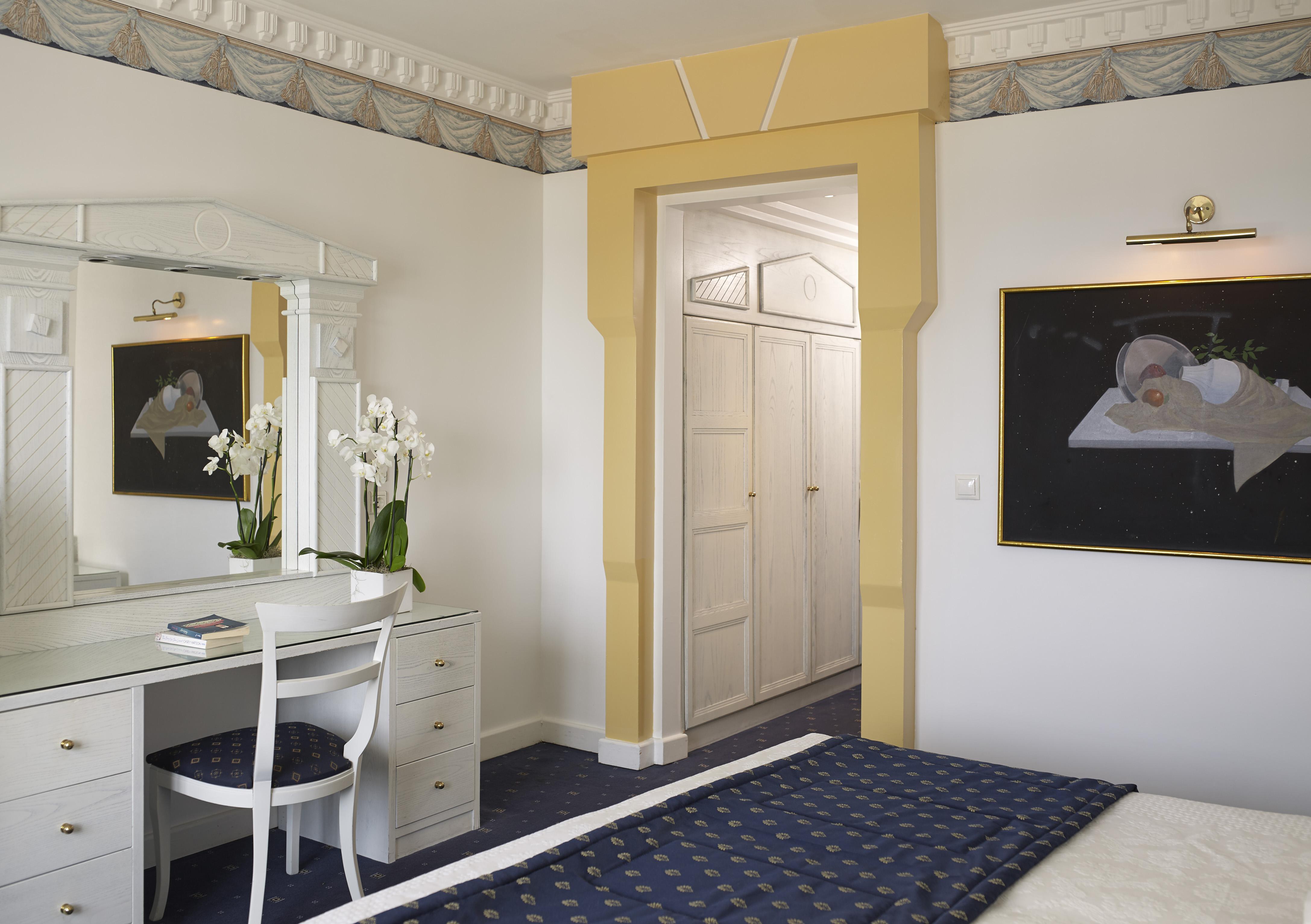 Mitsis Grand Hotel Rhodes City Екстер'єр фото A room at the Hotel de l'Europe