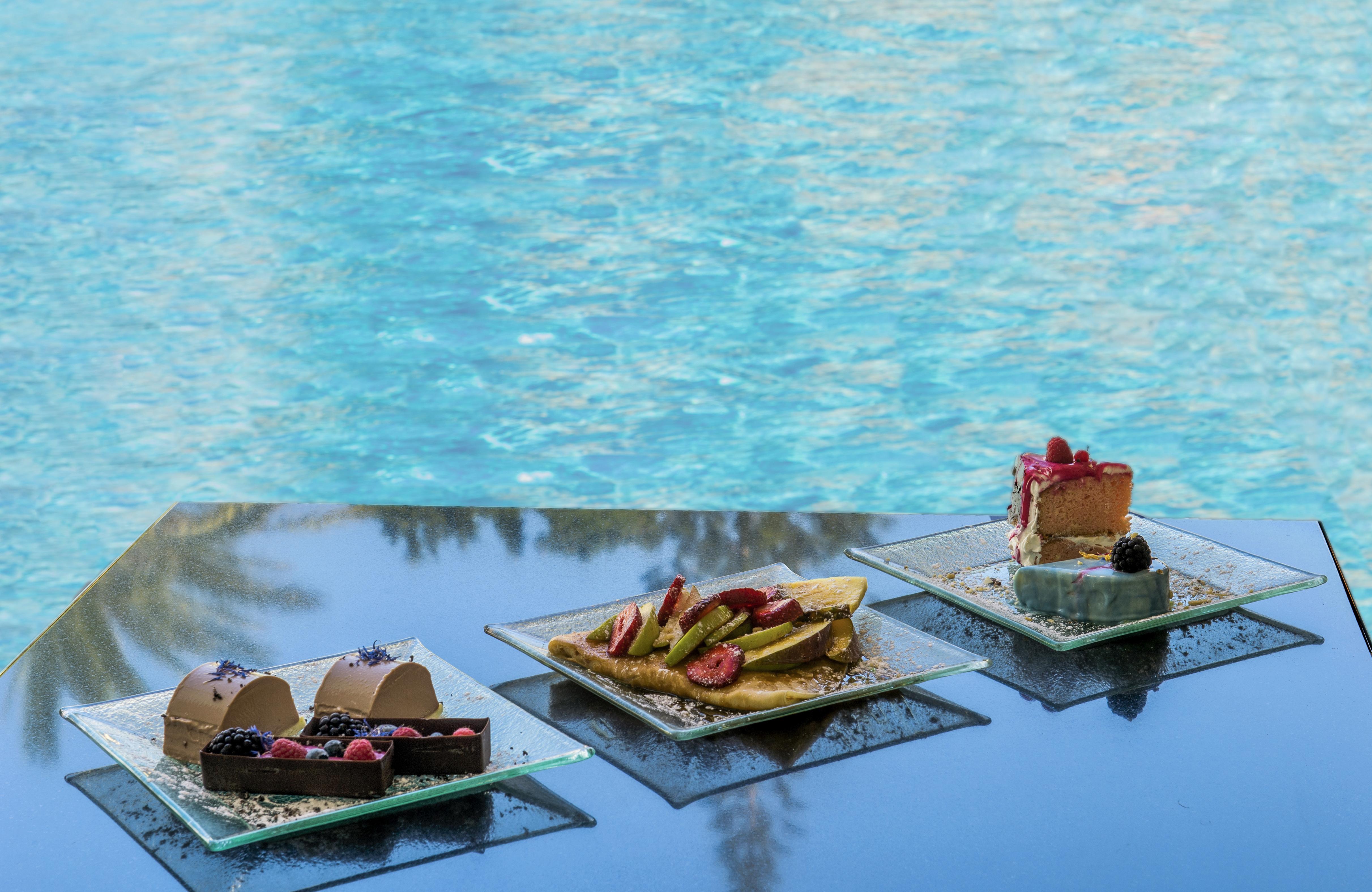 Mitsis Grand Hotel Rhodes City Екстер'єр фото Desserts at the pool